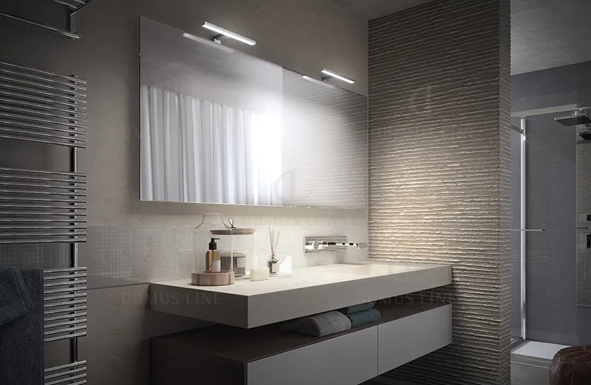 Domus Line luči za montažo na kopalniška ogledala s široko in simetrično projekcijo svetlobe.
