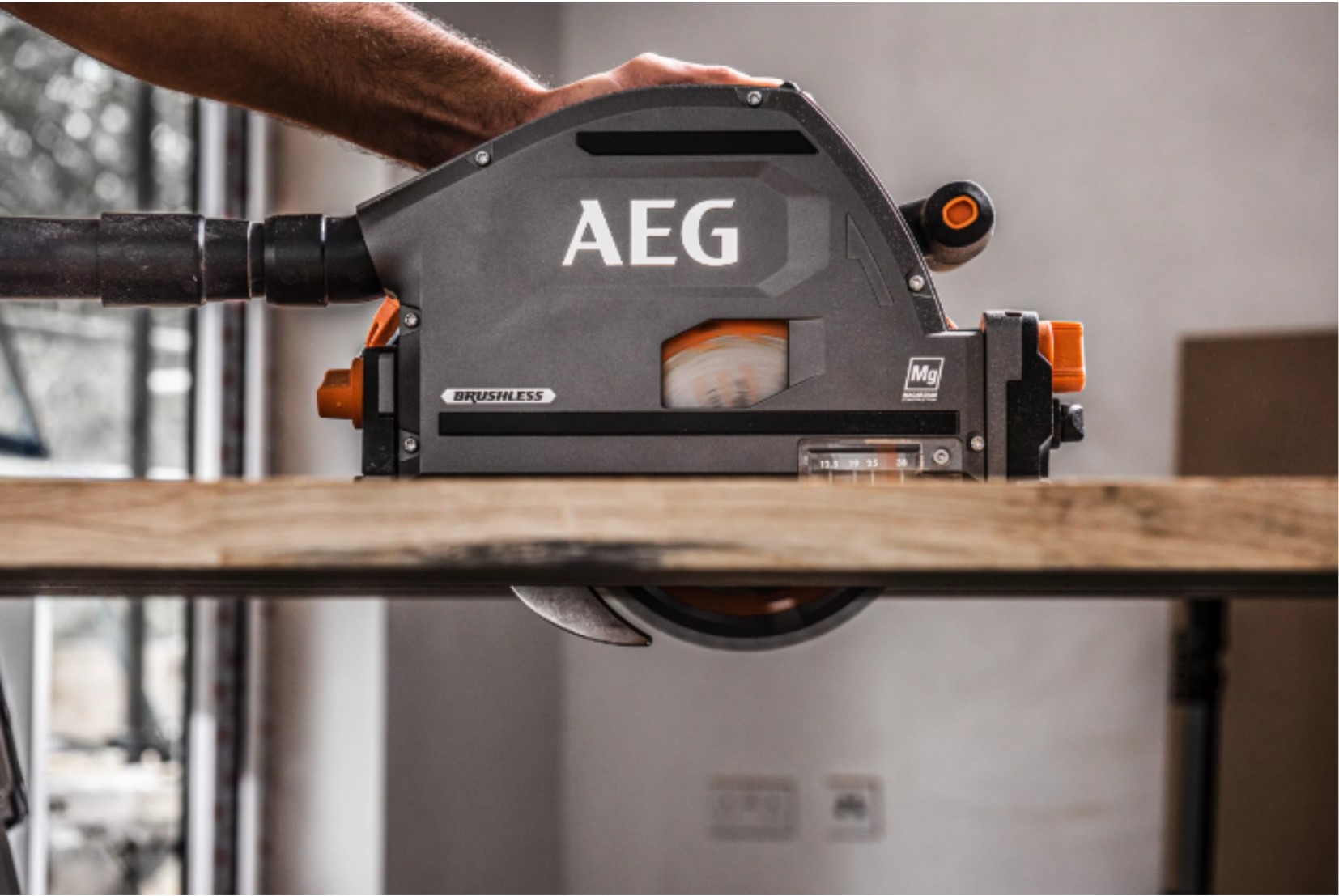 AEG komplet s potopno žago z brezkrtačnim motorjem, z dodatno zaščito pri rezilu za večjo varnost.